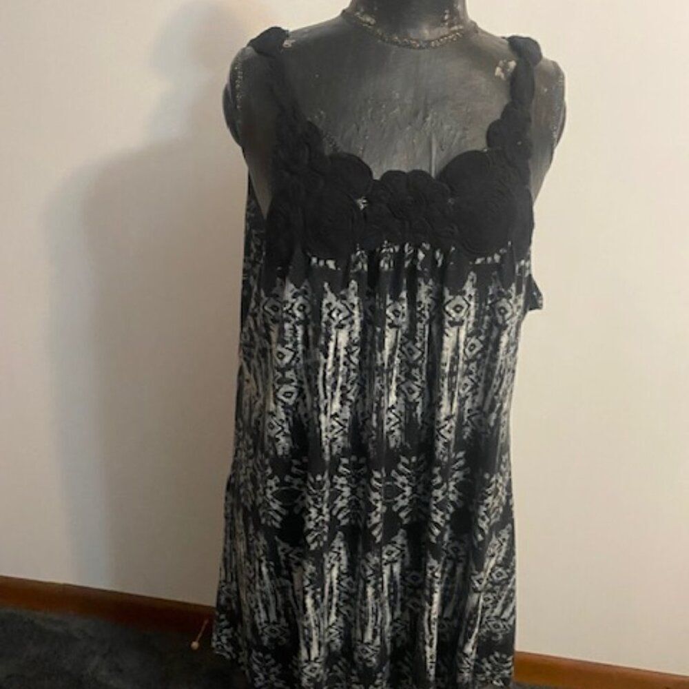 New Directions Black/White/Gray sleeveless Floral neckline tunic, size 2X